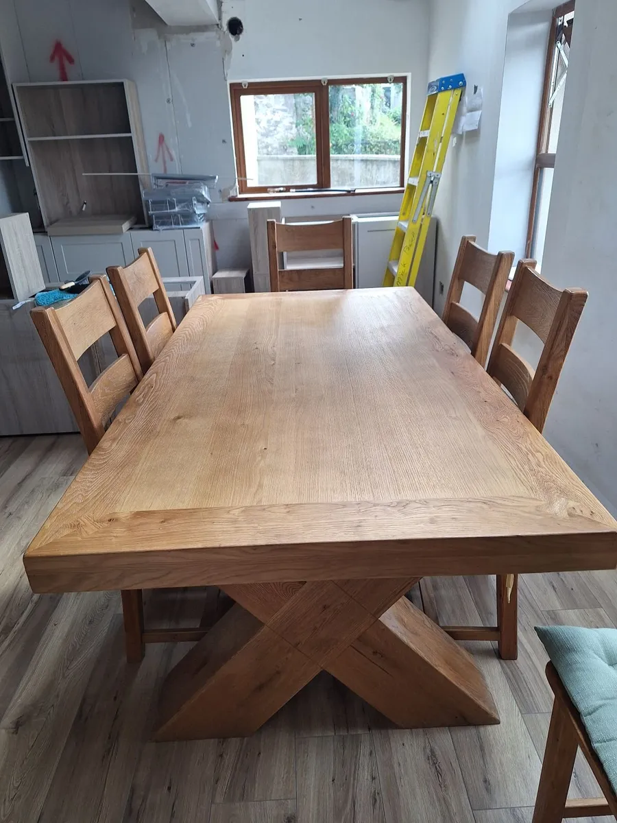 Table and chairs - Image 2