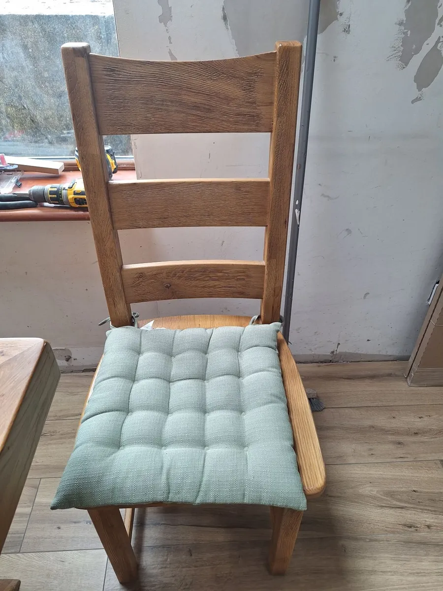 Table and chairs - Image 3