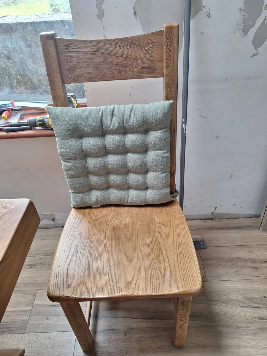 Table and chairs - Image 4