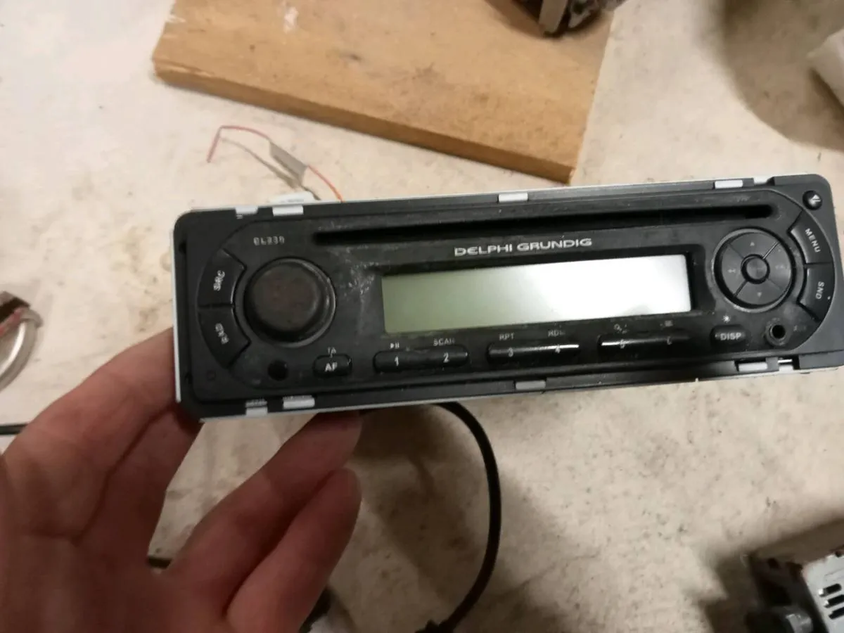 Old car radios - Image 4