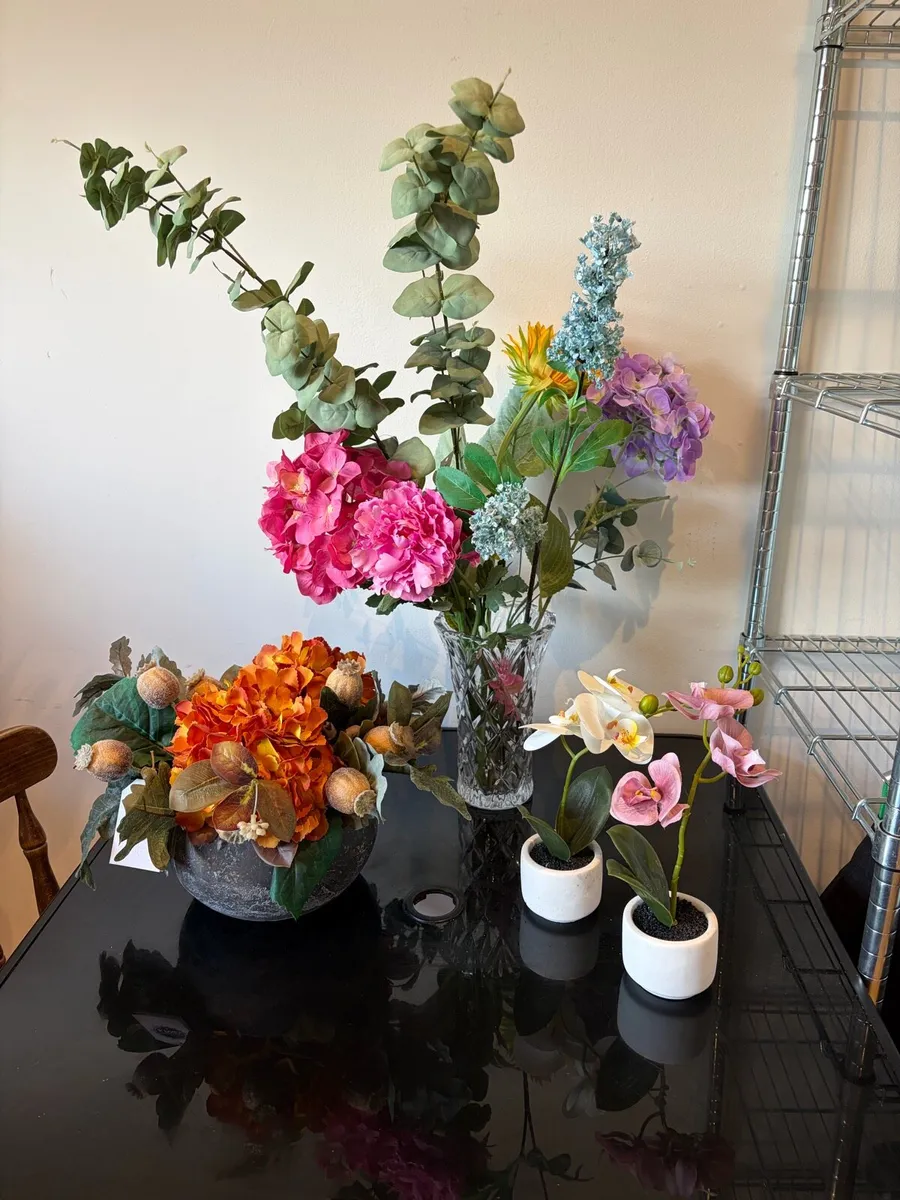 fake flower decoration + vase bundle - Image 1
