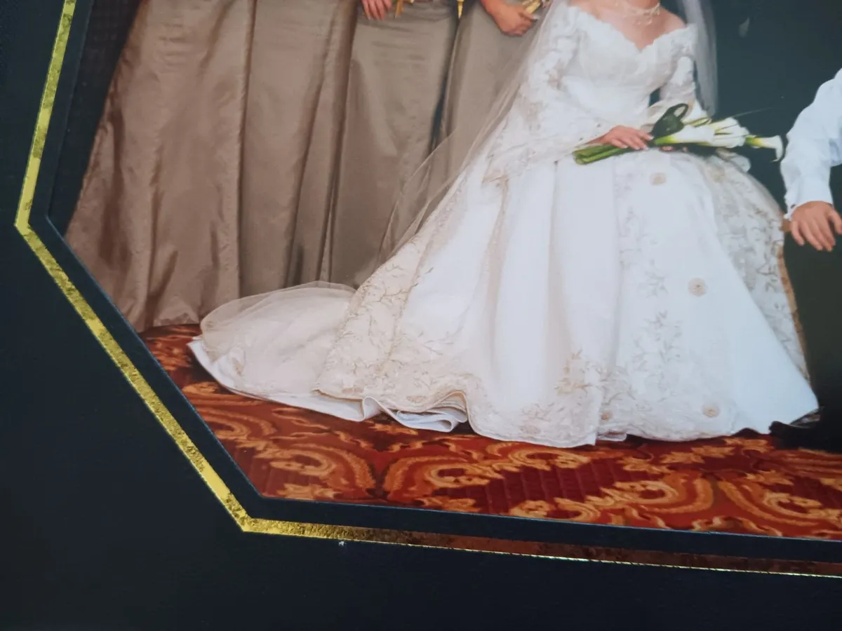 Wedding dress - Image 2