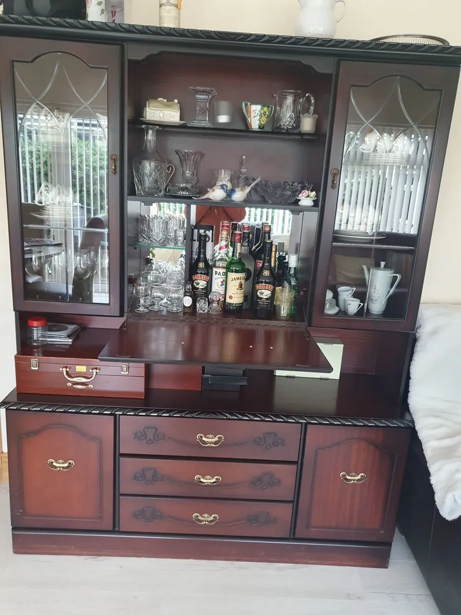 Display unit with drinks cabinet