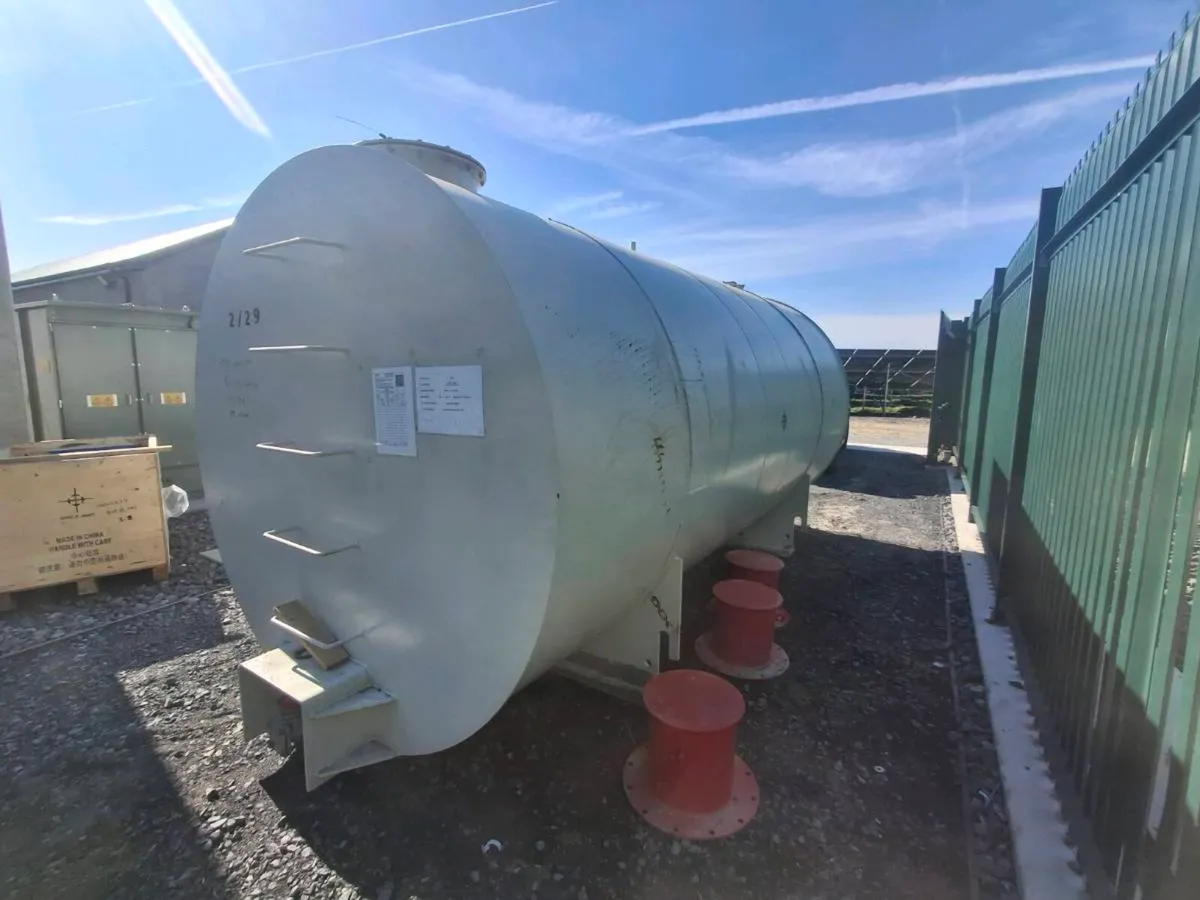 Large steel tank - Image 1