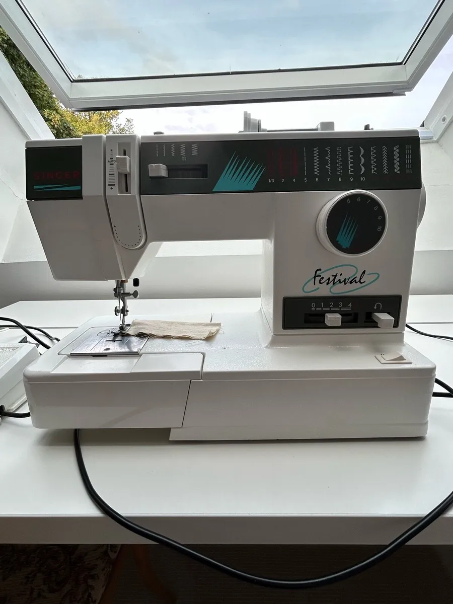 Singer sewing machine - Image 1