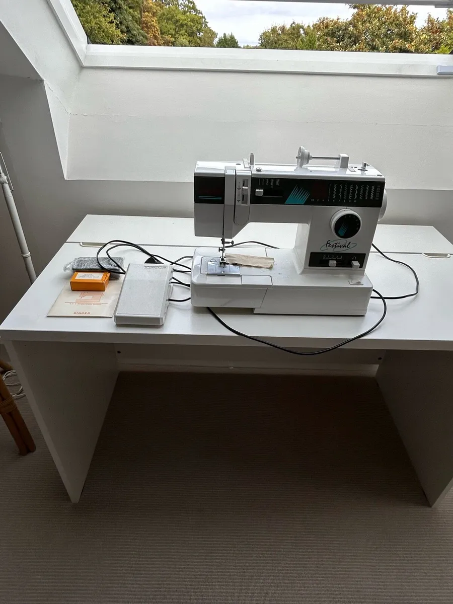 Singer sewing machine - Image 2