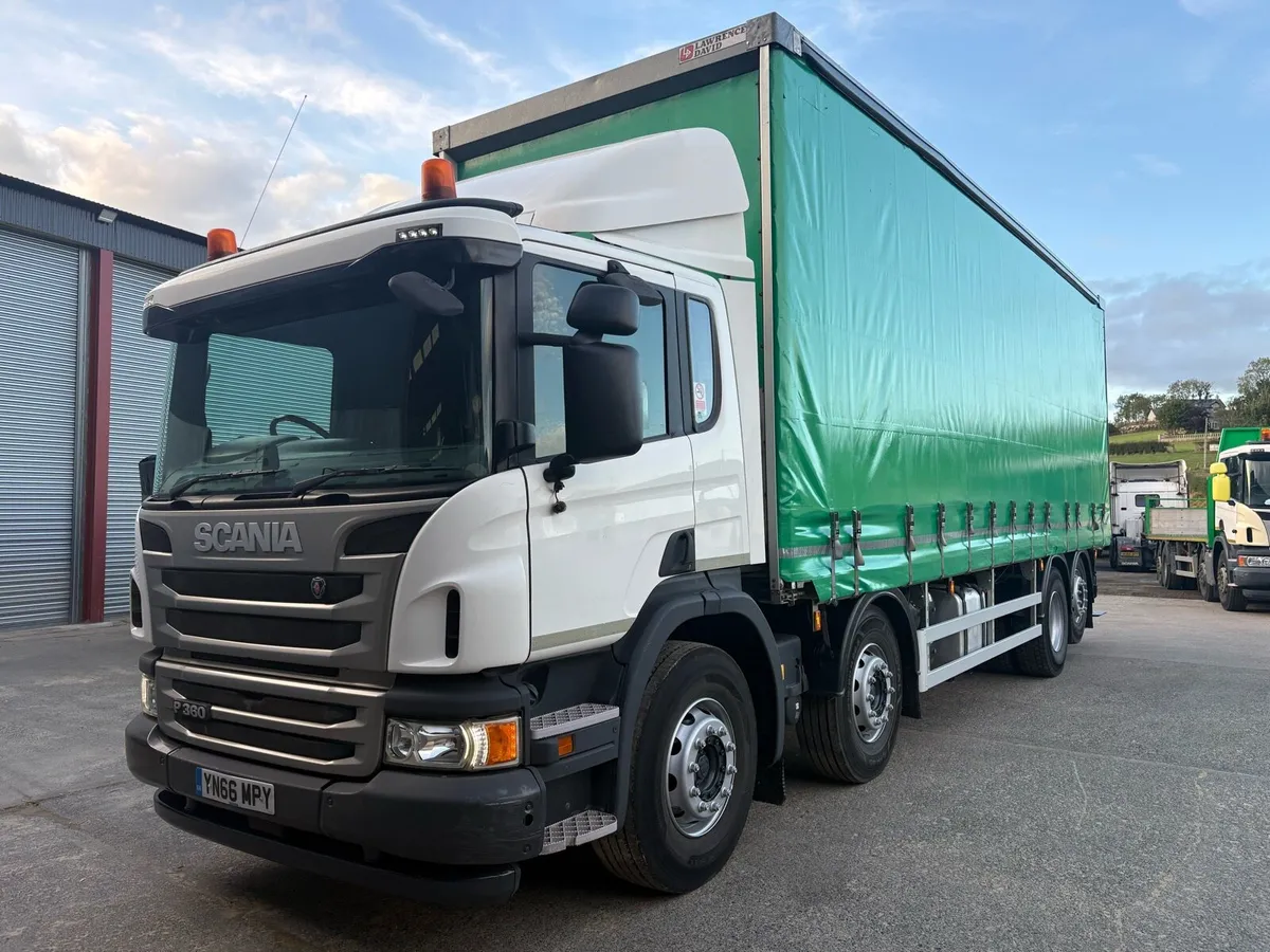 2017 Scania P360 8x2 Curtainside Moffett Lorry - Image 3