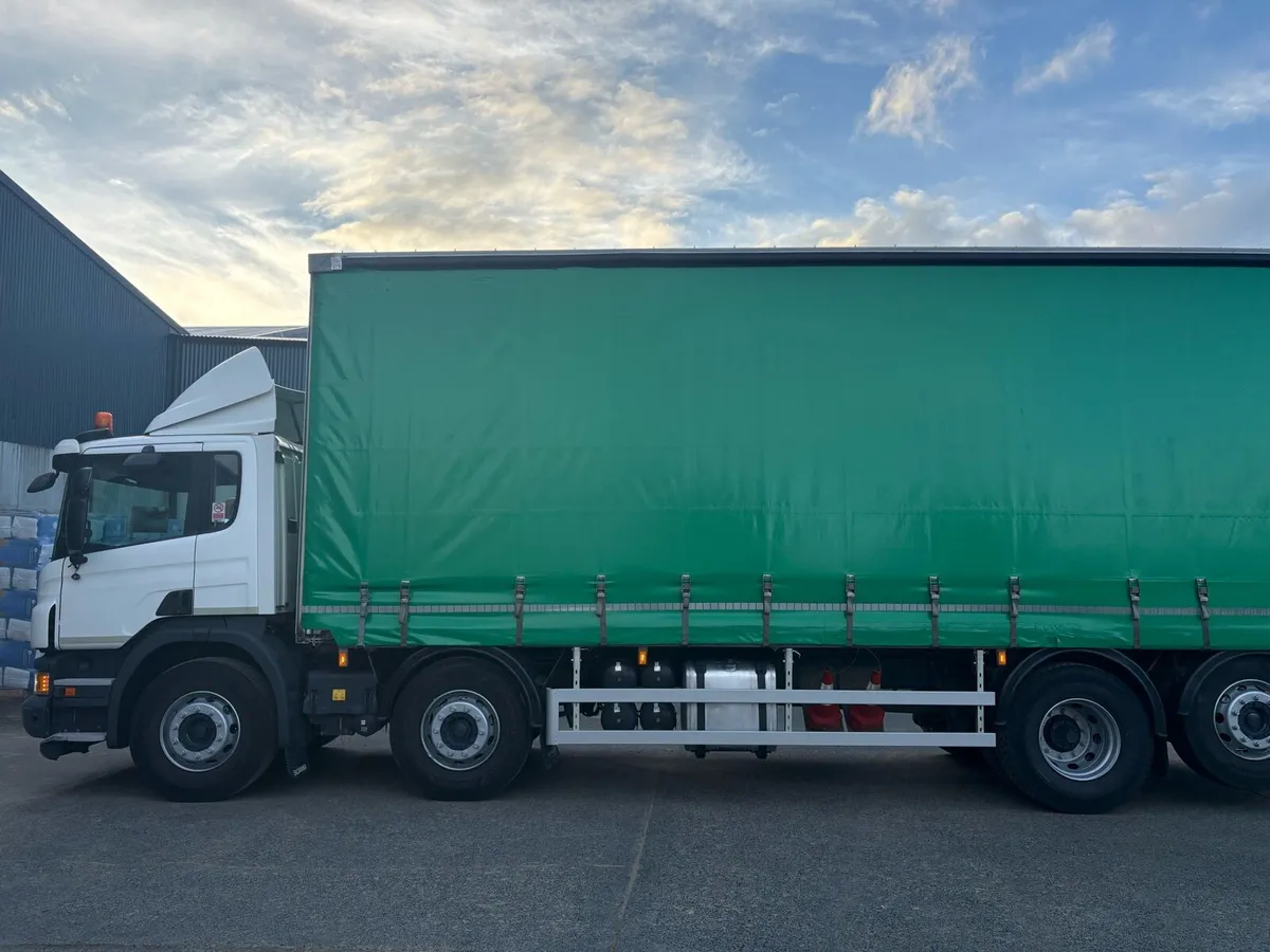 2017 Scania P360 8x2 Curtainside Moffett Lorry - Image 4