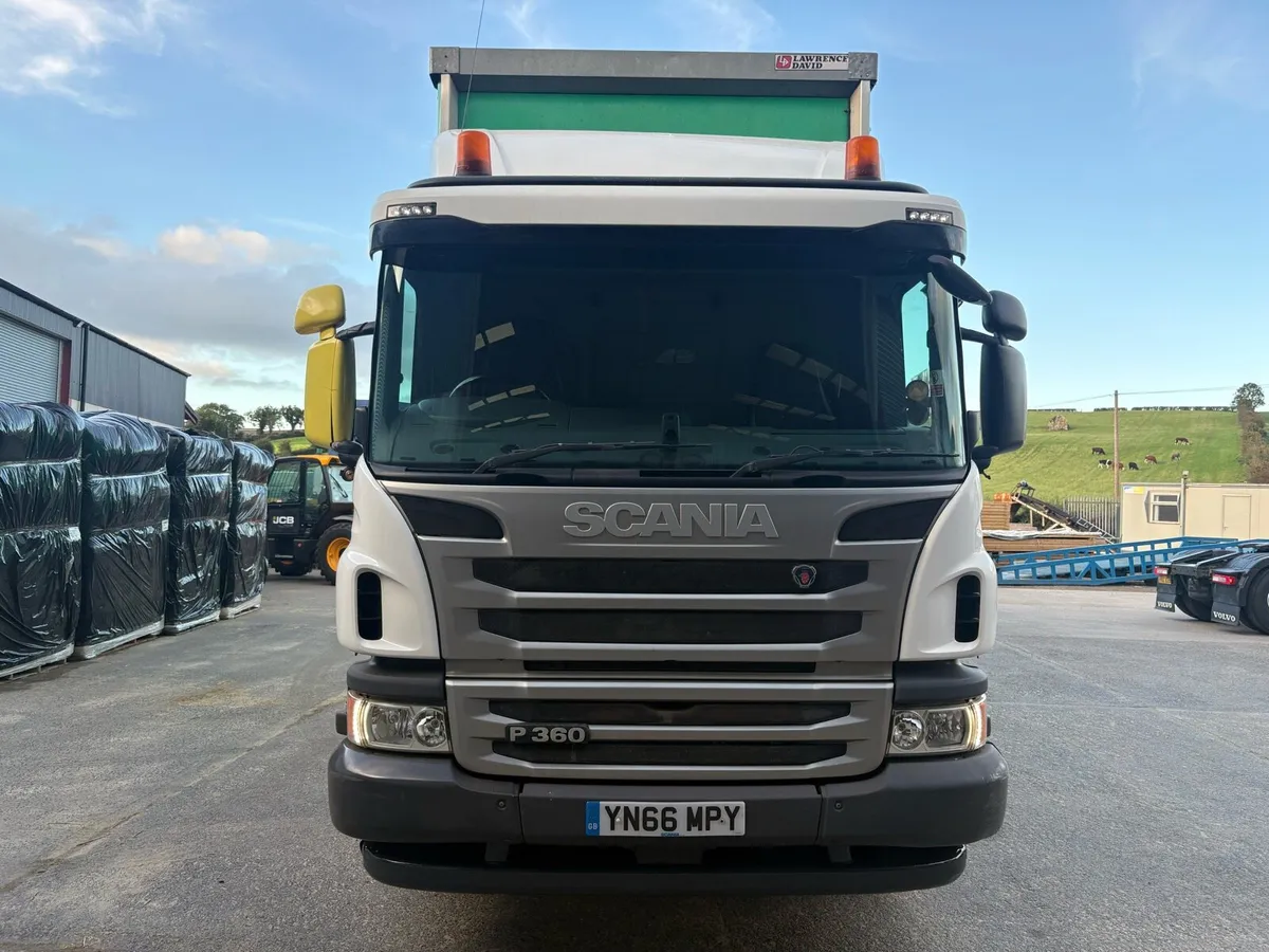 2017 Scania P360 8x2 Curtainside Moffett Lorry - Image 2