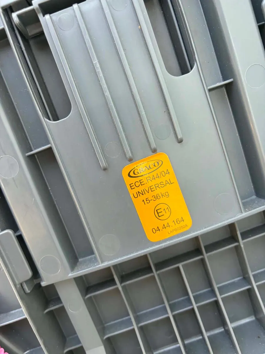 kids car seat and safety gate - Image 3