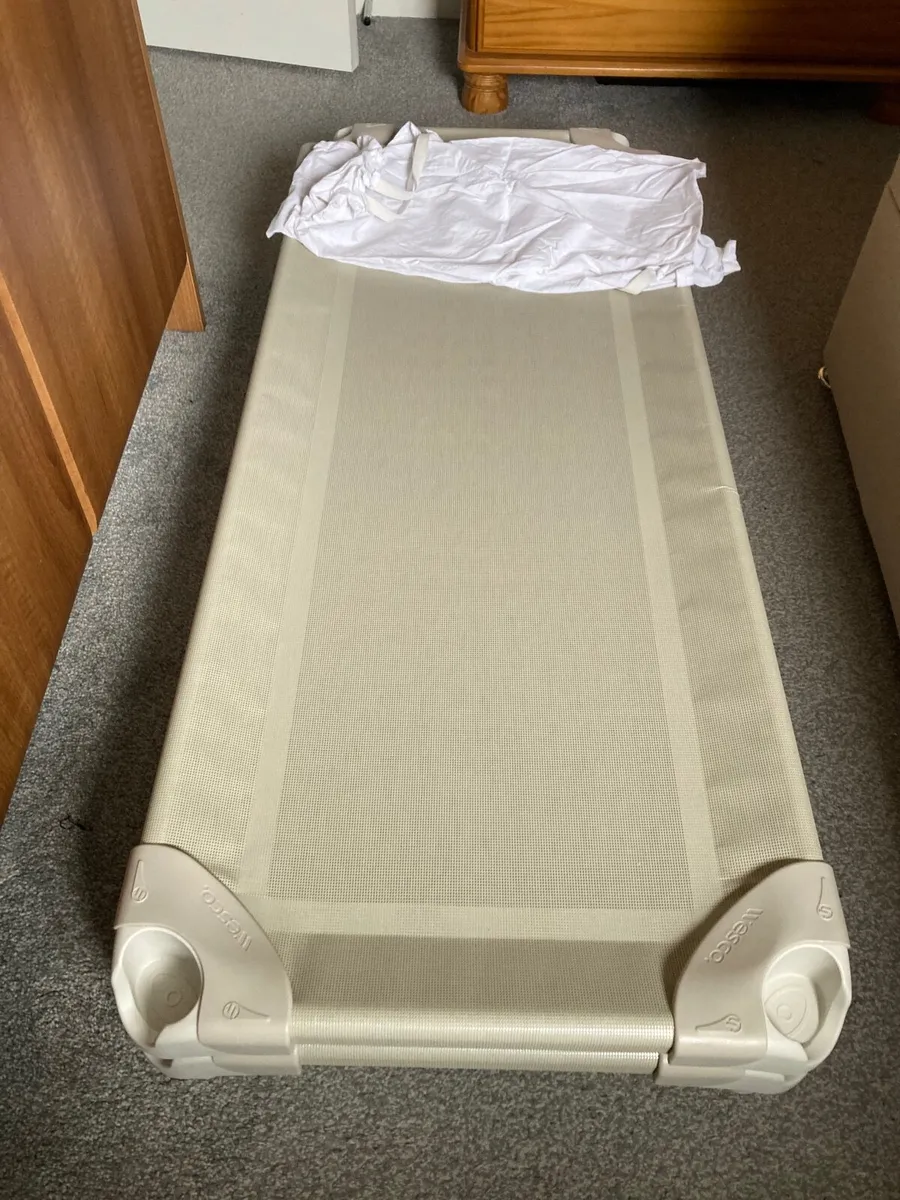 2x Wesco stackable bed and bed sheet
