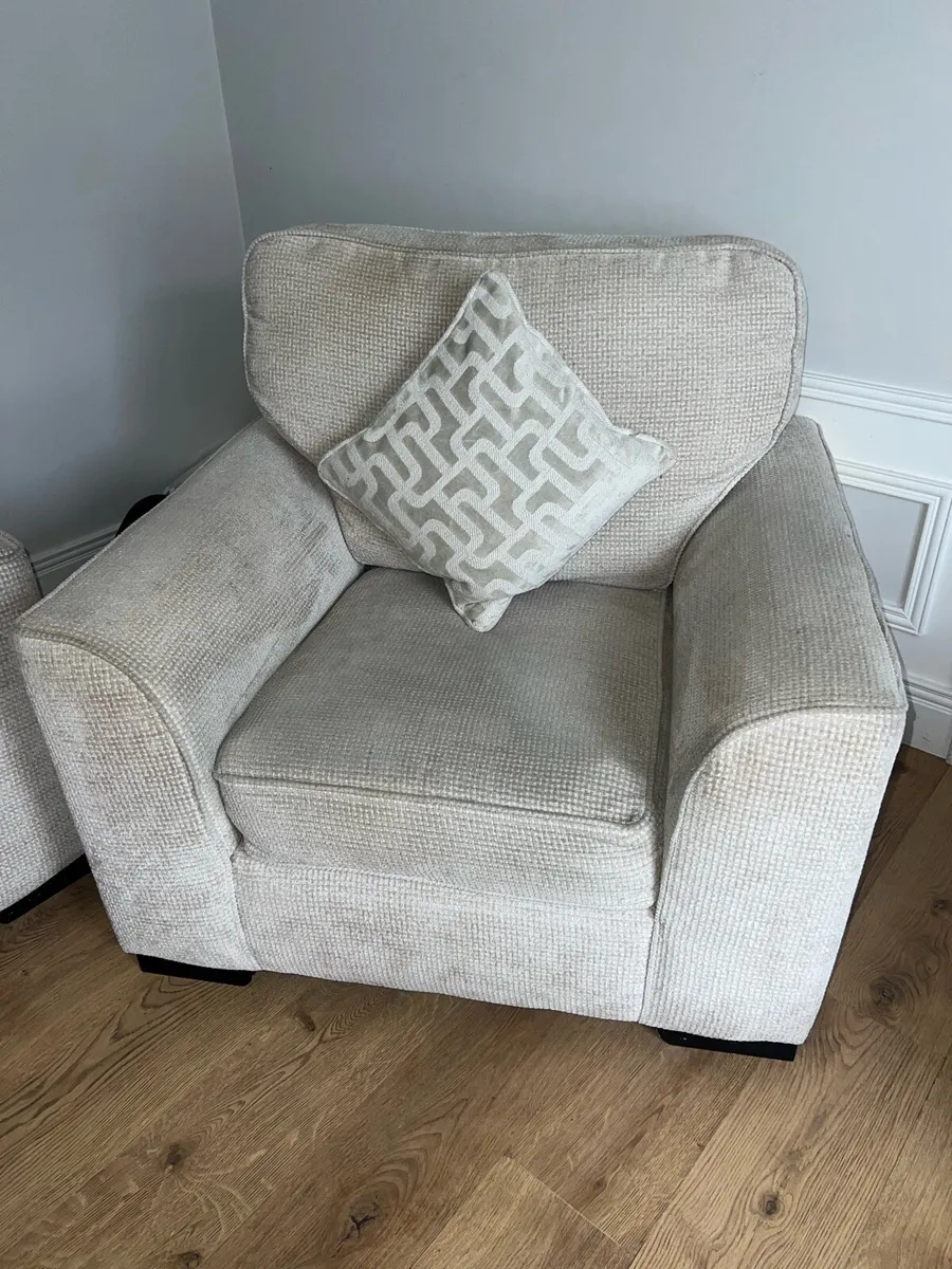 Sofa 3 seater and x2 single chairs - Image 2