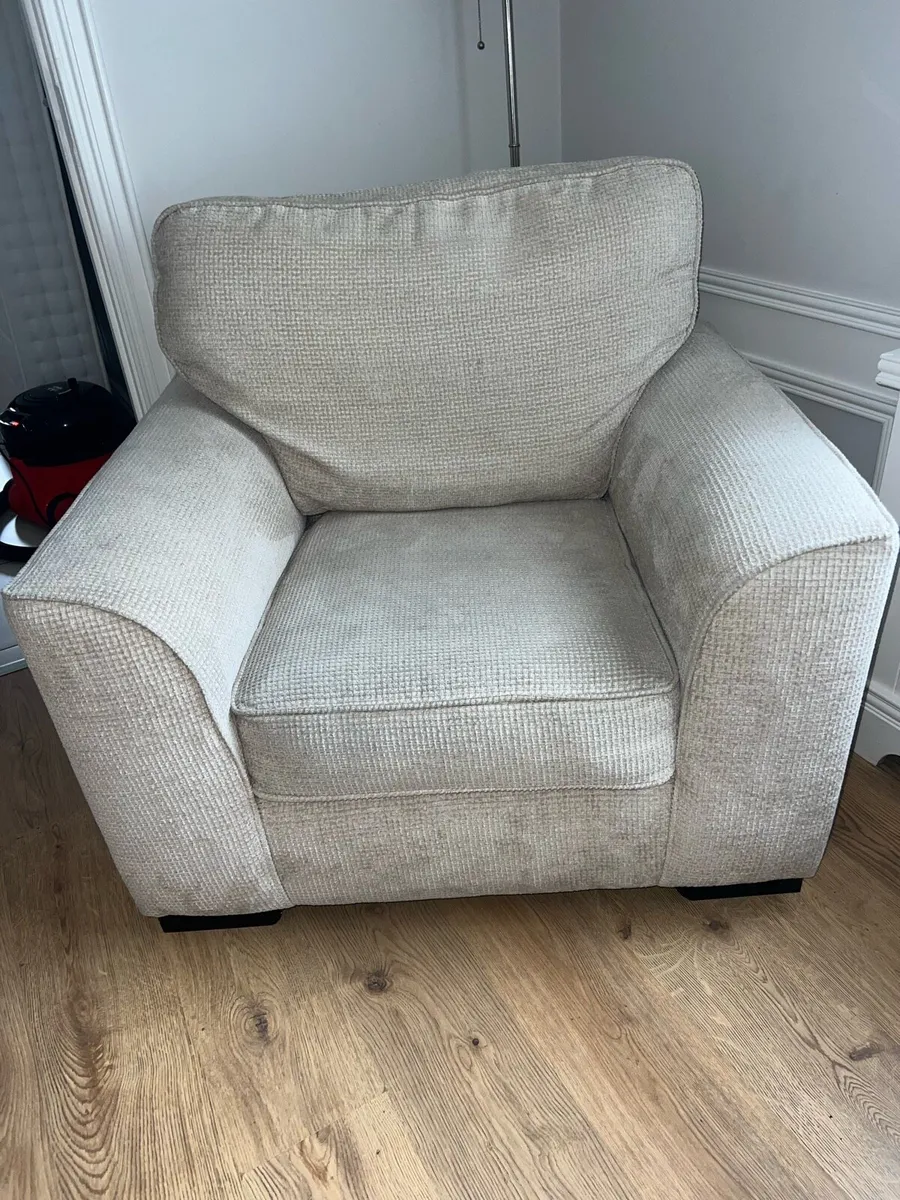 Sofa 3 seater and x2 single chairs - Image 3
