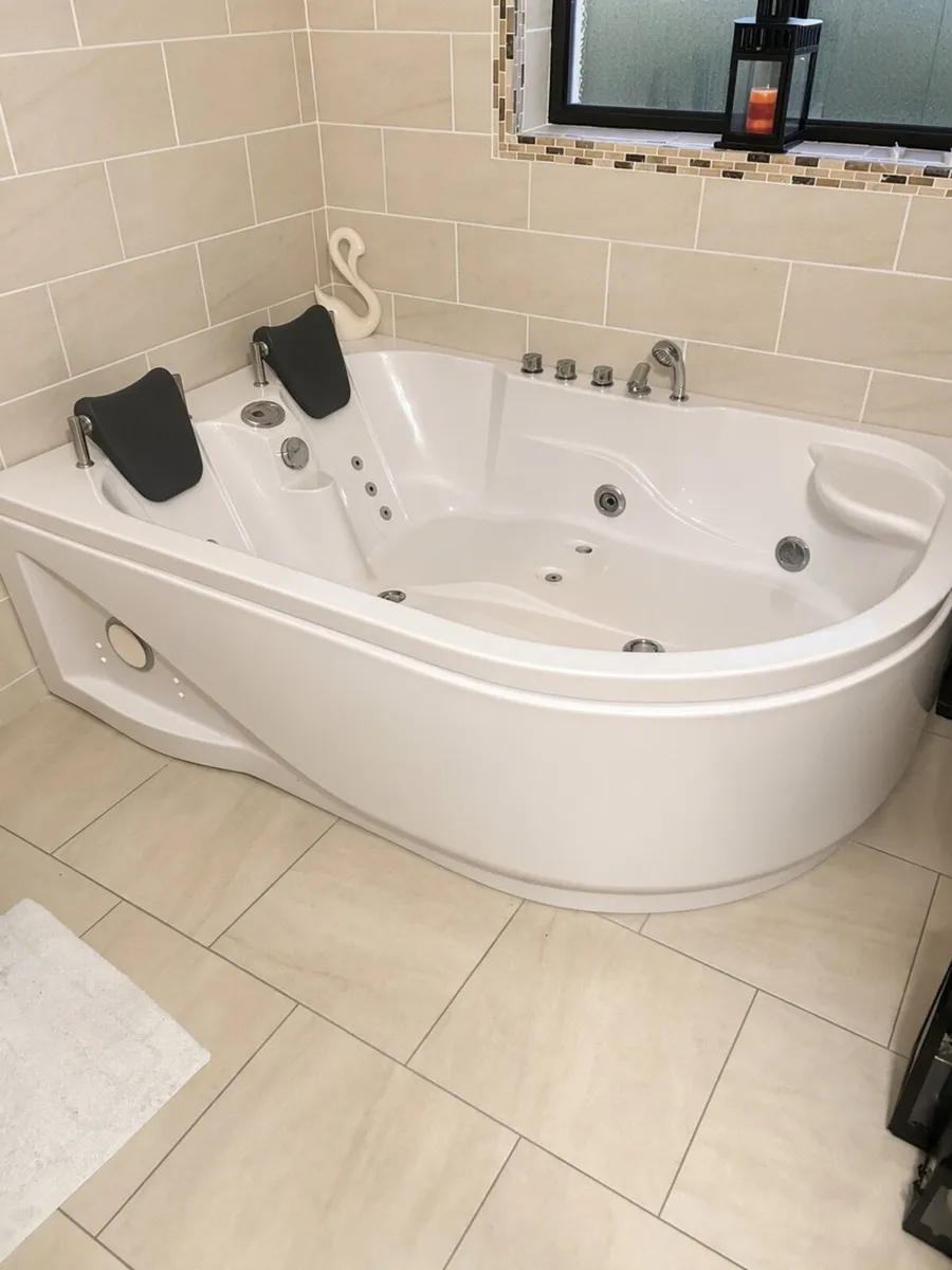 Jacuzzi Bath - Image 1