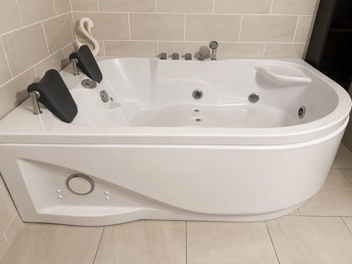 Jacuzzi Bath - Image 3
