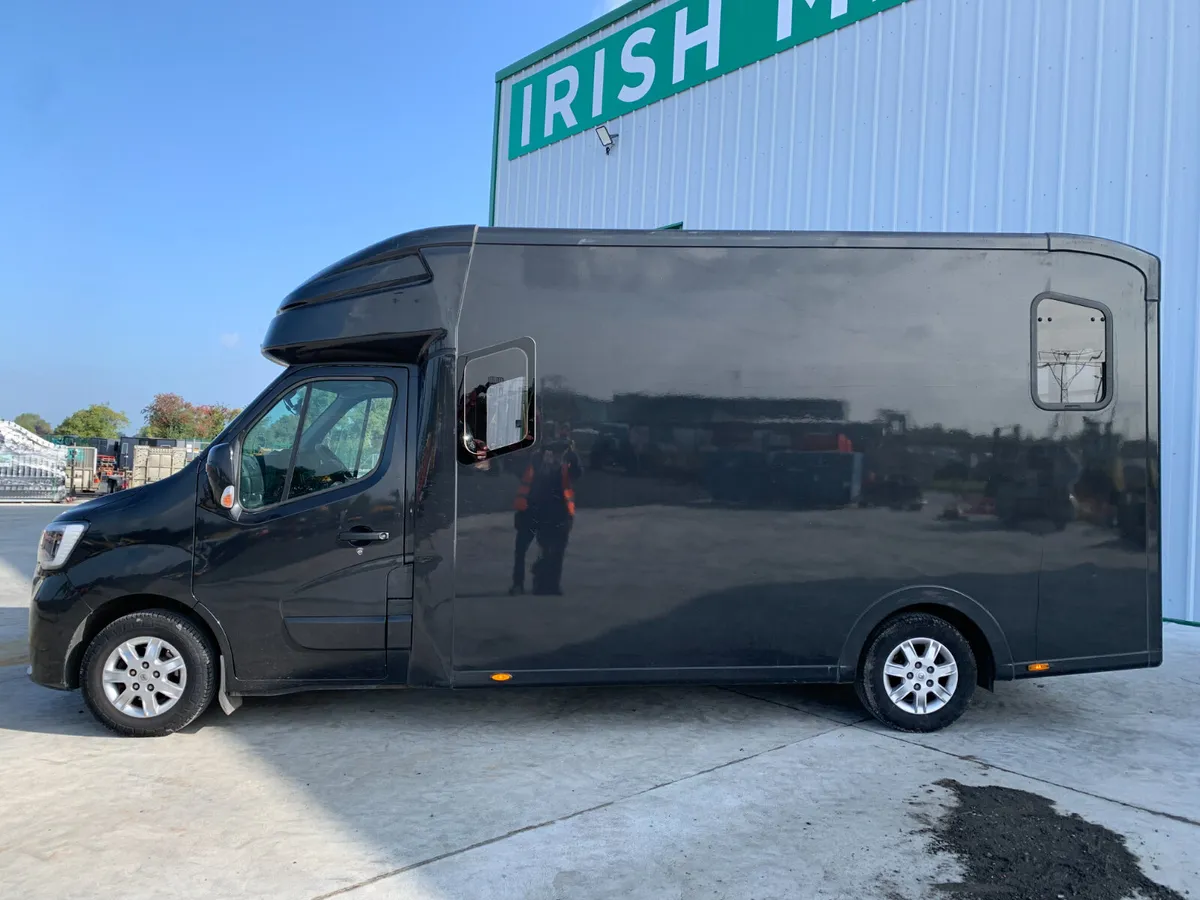 UNRESERVED 2021 RENAULT MASTER PARAGAN HORSEBOX - Image 2