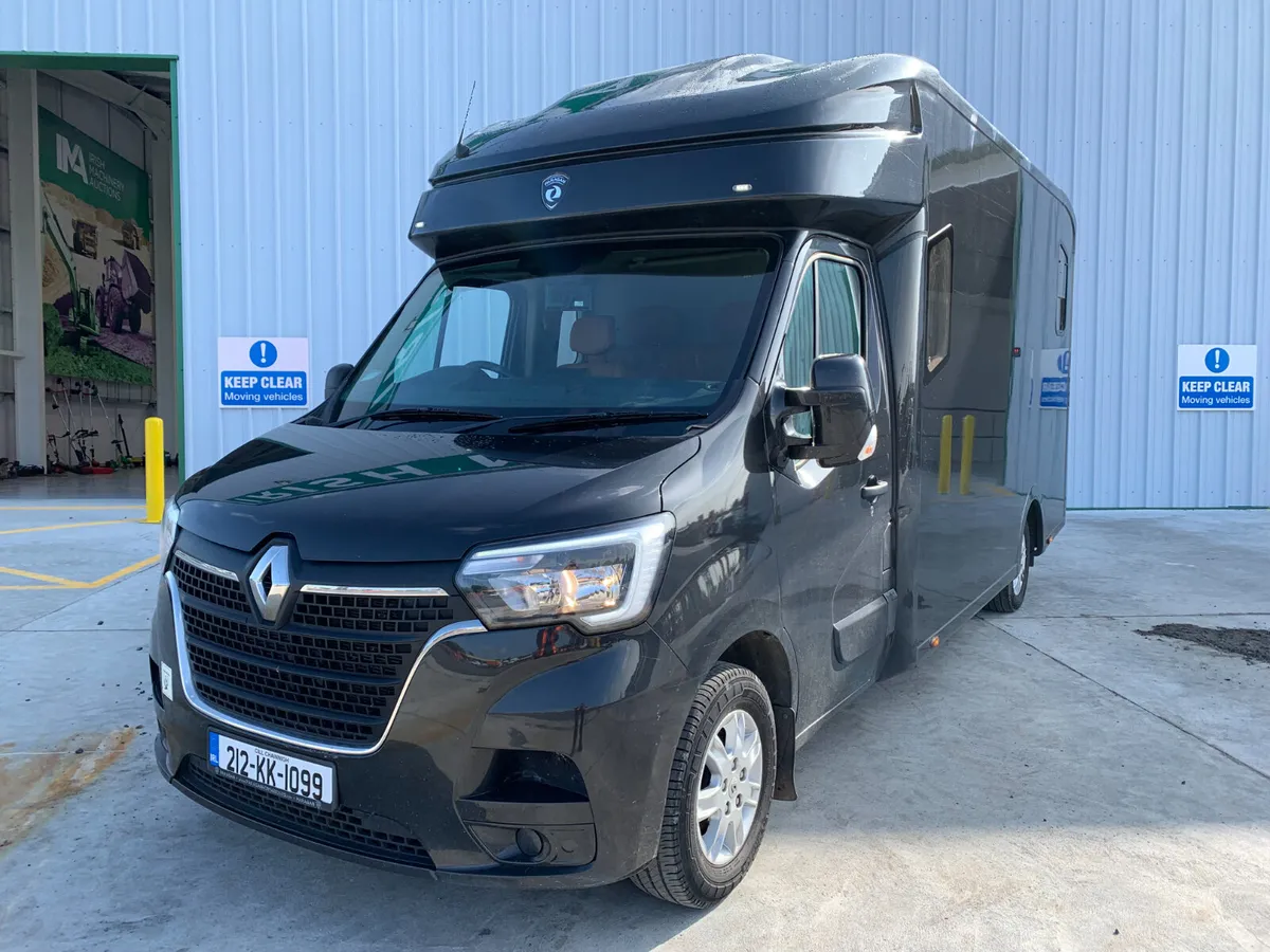 UNRESERVED 2021 RENAULT MASTER PARAGAN HORSEBOX - Image 1