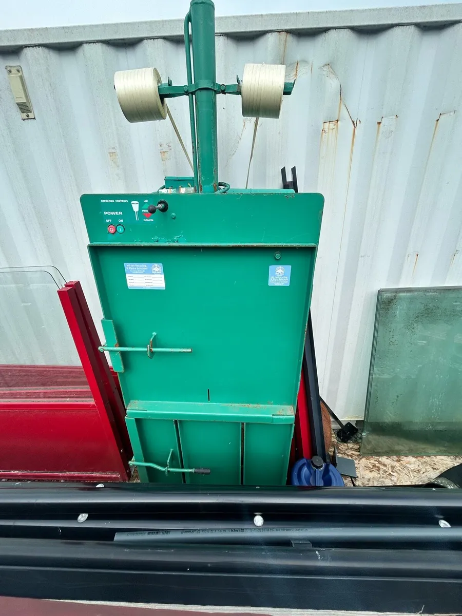 Cardboard bailer - Image 1