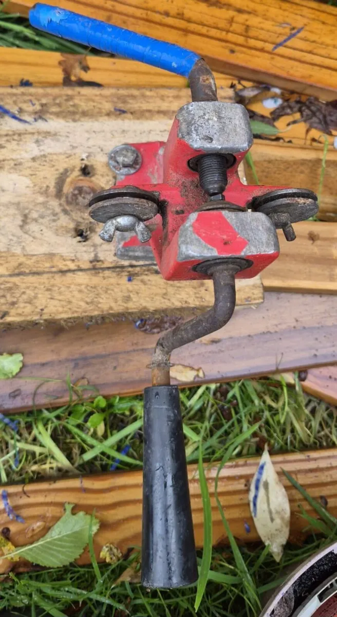 Manual Bench-Mounted Sheet Metal Bead Roller - Image 1