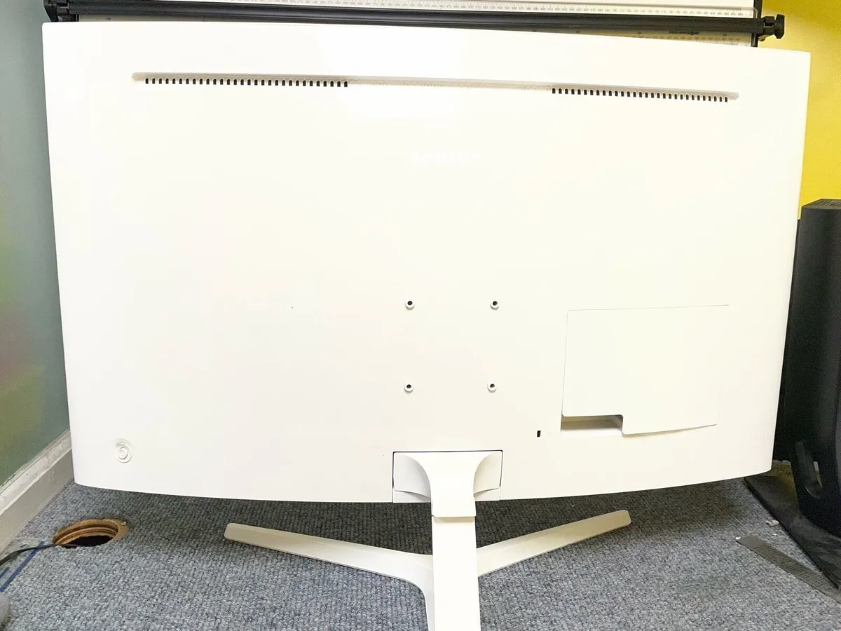 Samsung 32” curved monitor - Image 1
