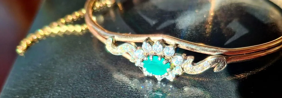 An Exquisite Vintage 9-Karat Gold Emerald Diamond - Image 1