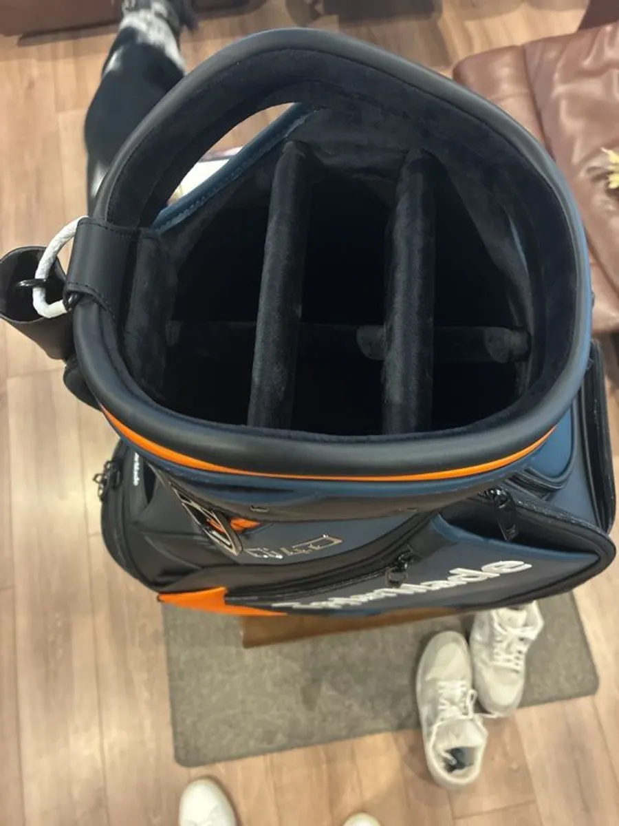 Taylormade Qi4d mid Tour Staff Golf Bag - Image 3
