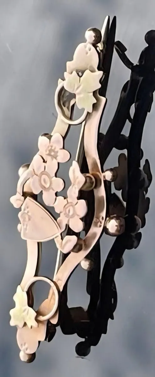 An Exquisite Antique 9-Karat Gold Floral & Shield - Image 3
