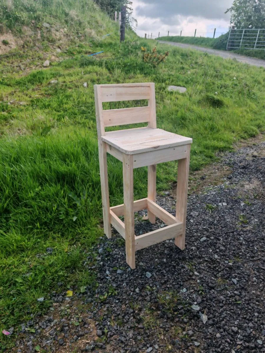 Rustic high stools - Image 2
