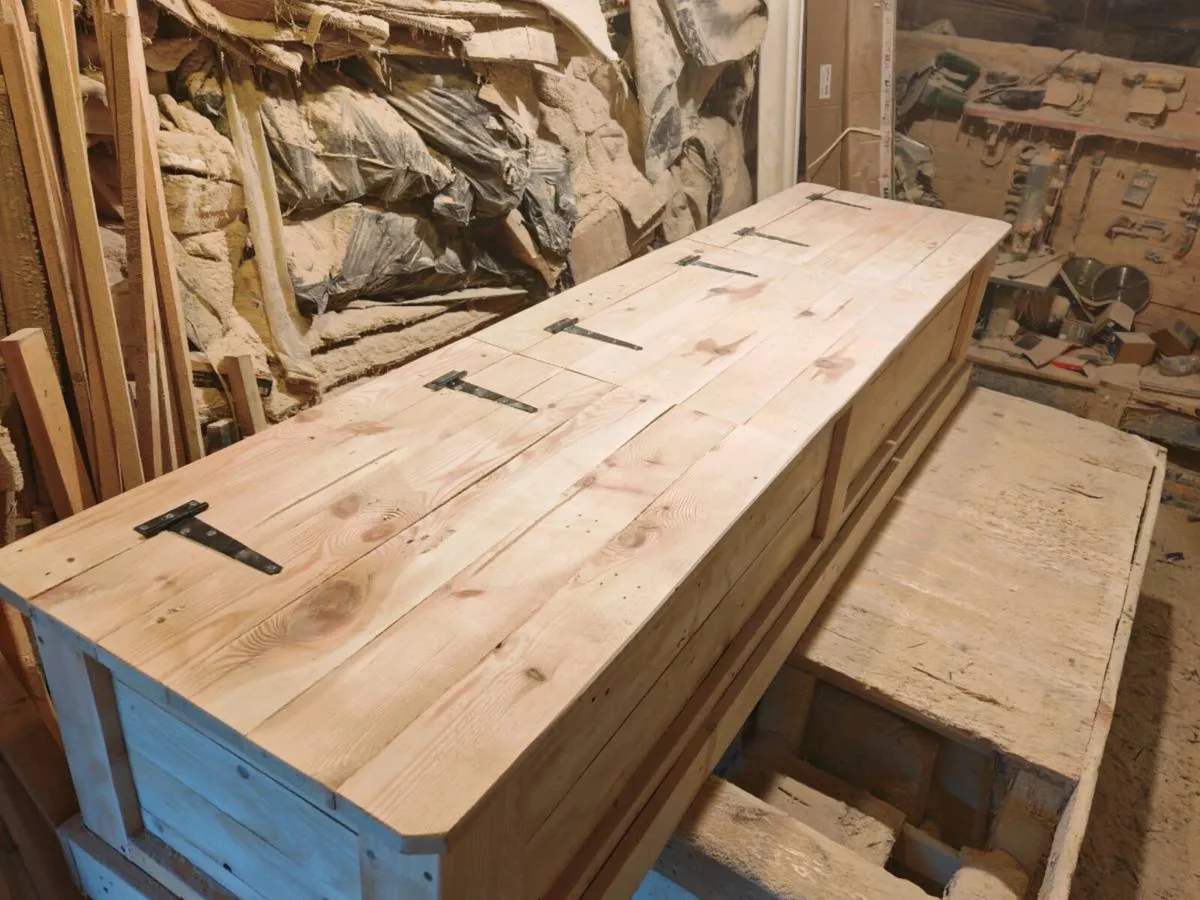 Rustic blanket box - Image 4
