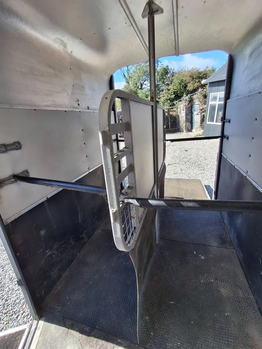 Horse trailer - Image 1