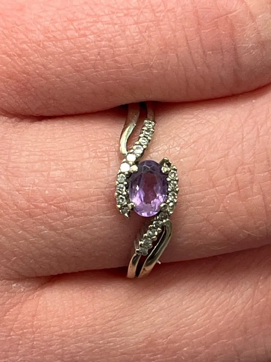 9k white gold ring with purple stone and diamonds. - Image 3