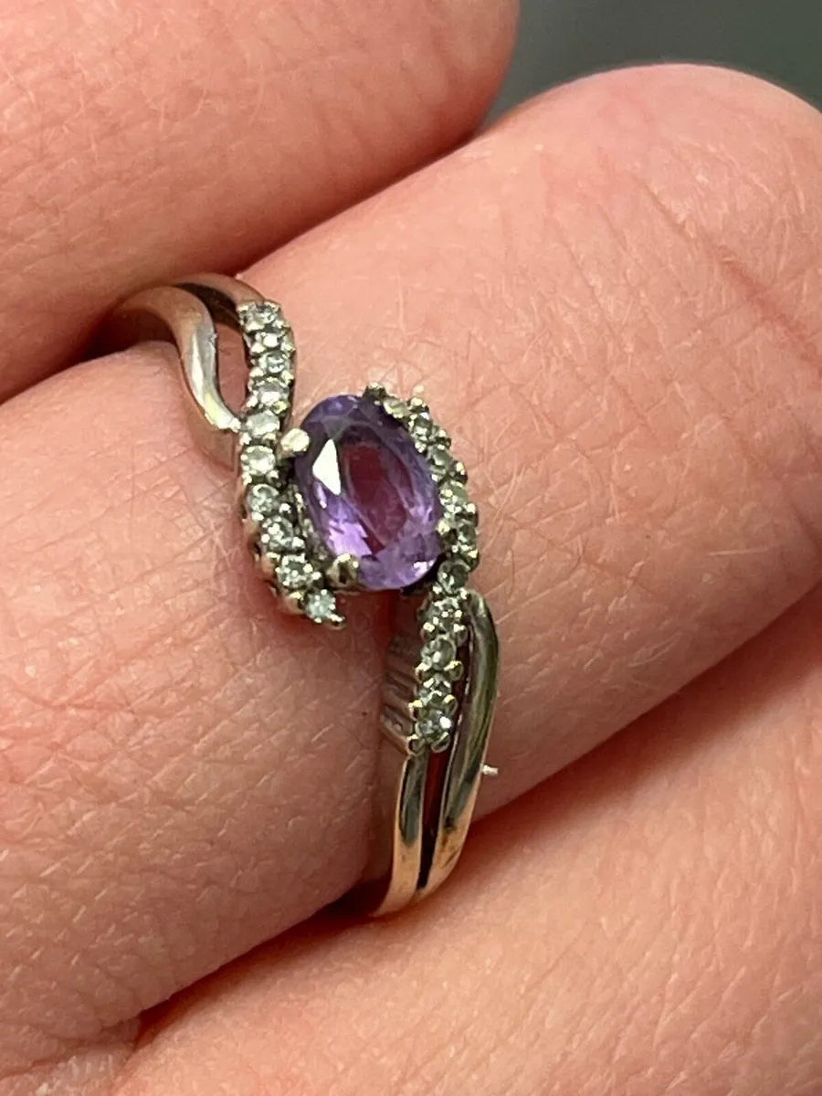 14k gold ring with purple stone. - Image 1