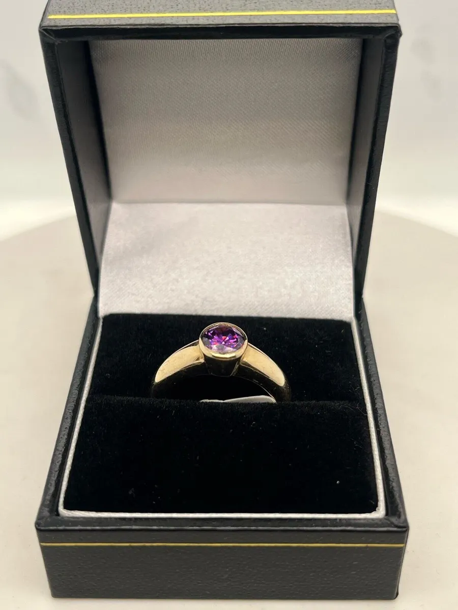 14k gold ring with purple stone. - Image 3