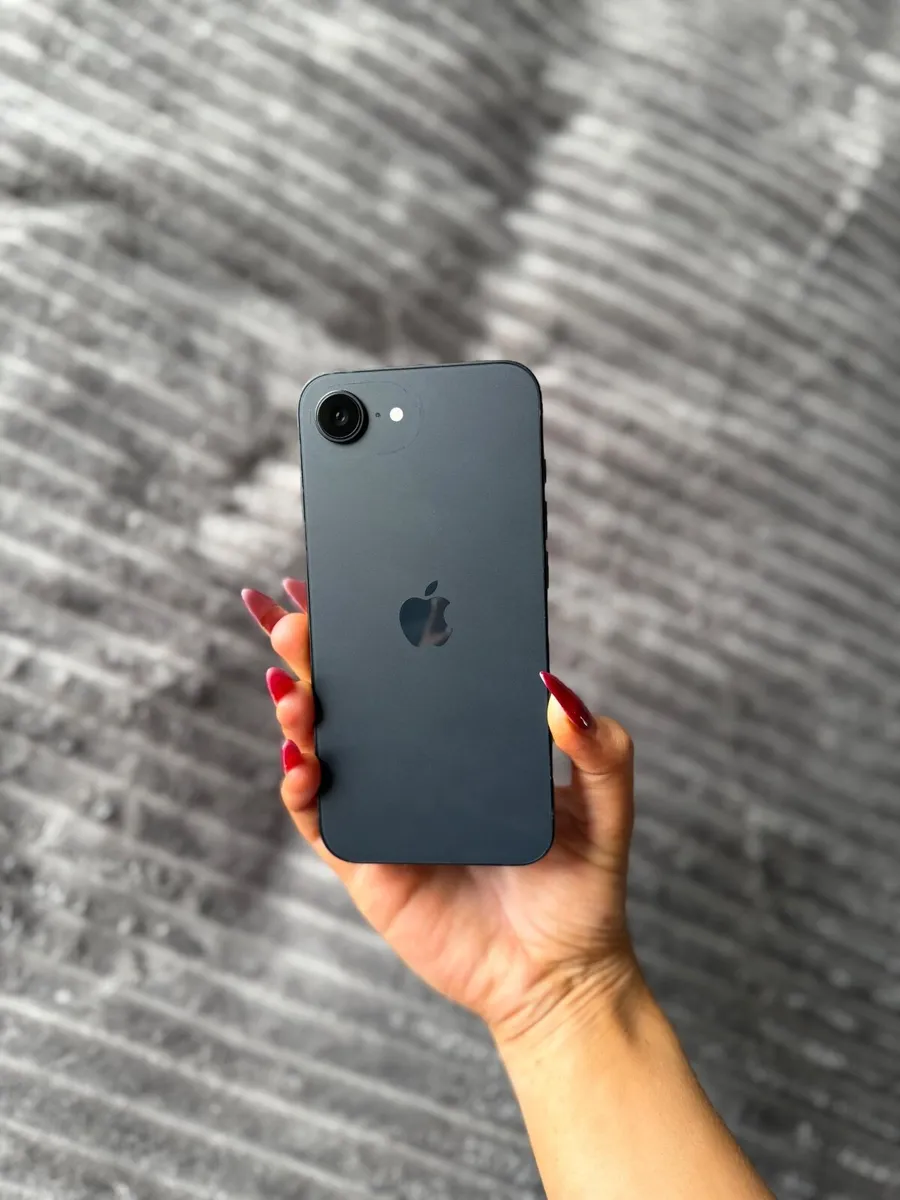 iPhone 16e - Image 2