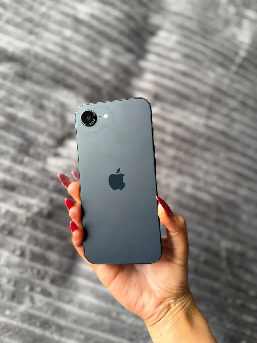 iPhone 16e - Image 4
