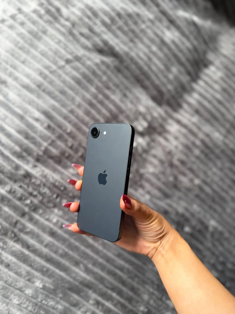 iPhone 16e - Image 3