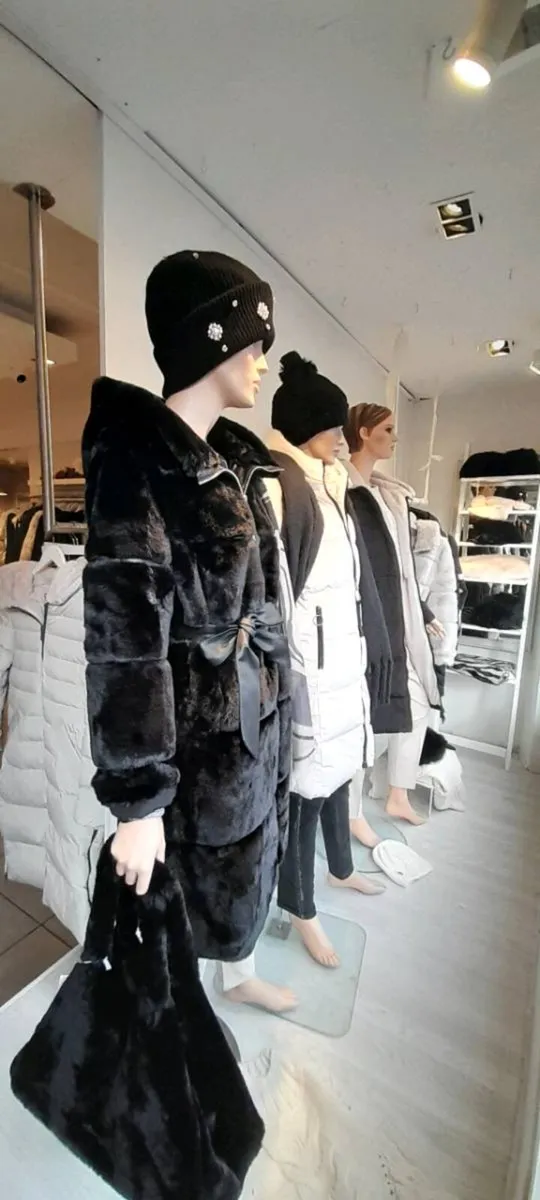 Mannequins - Image 3
