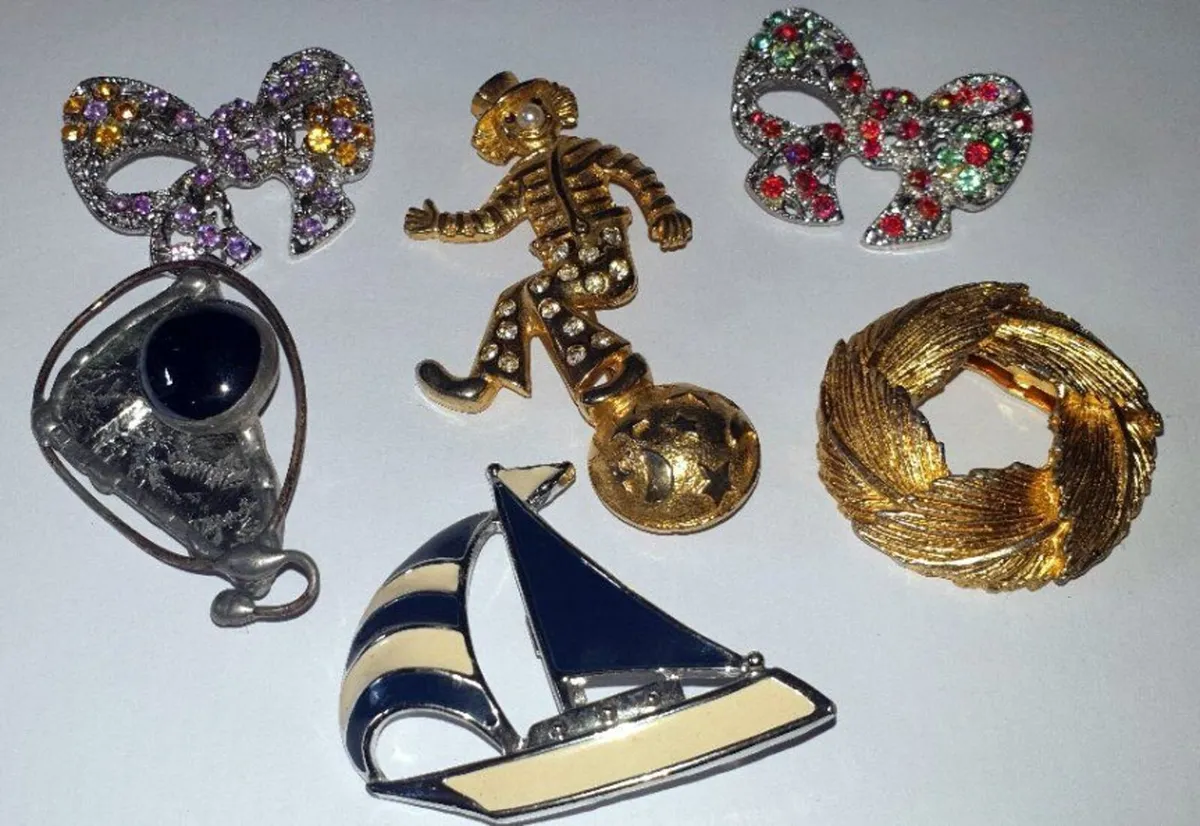 Pristine Job Lot of 6 Vintage Brooches/Pins - Image 1