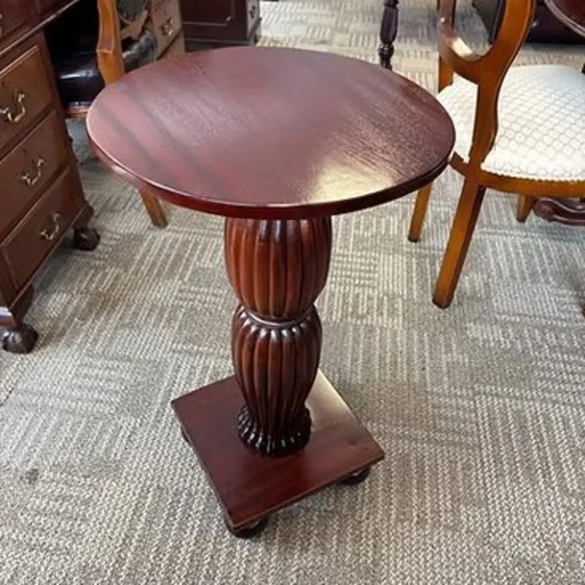 Mahogany torchère stand with a circular top, flute