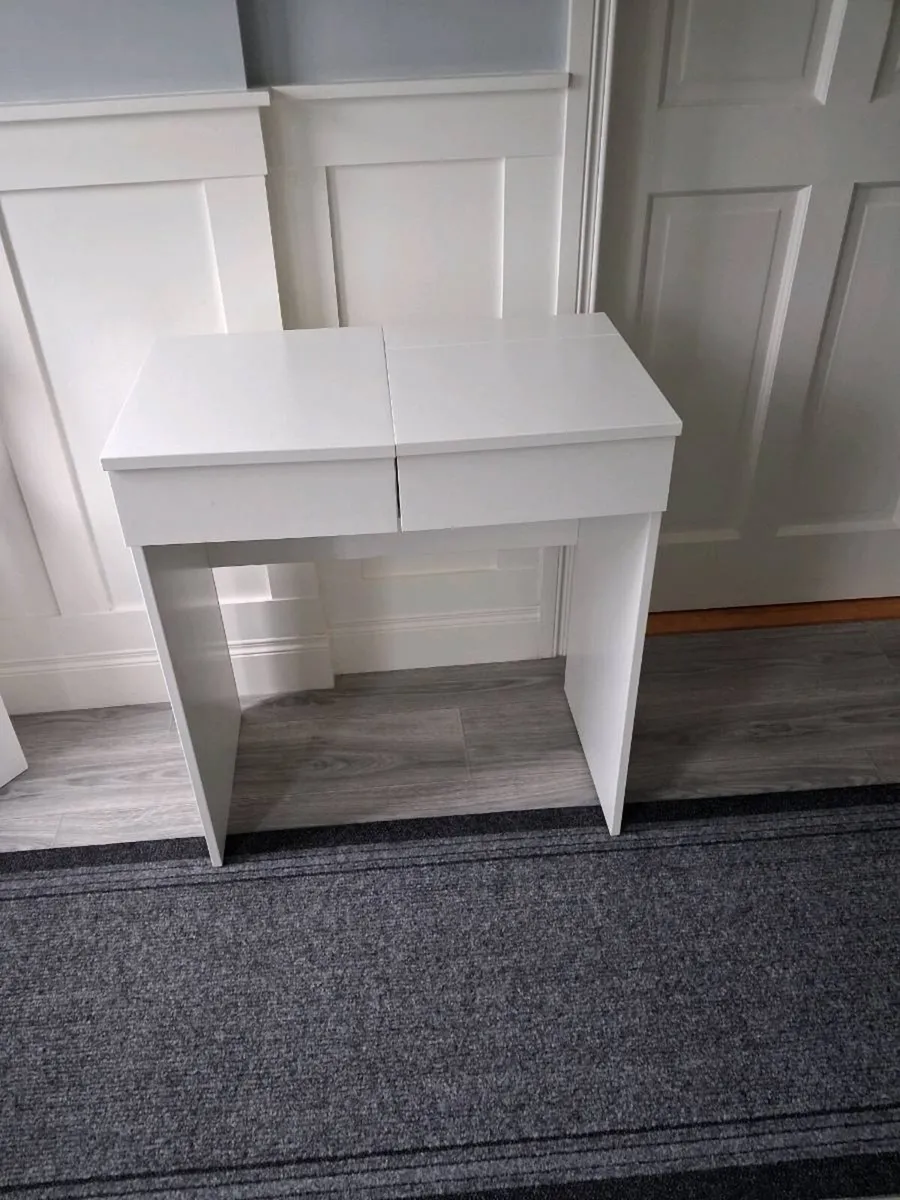 Vanity table - Image 1