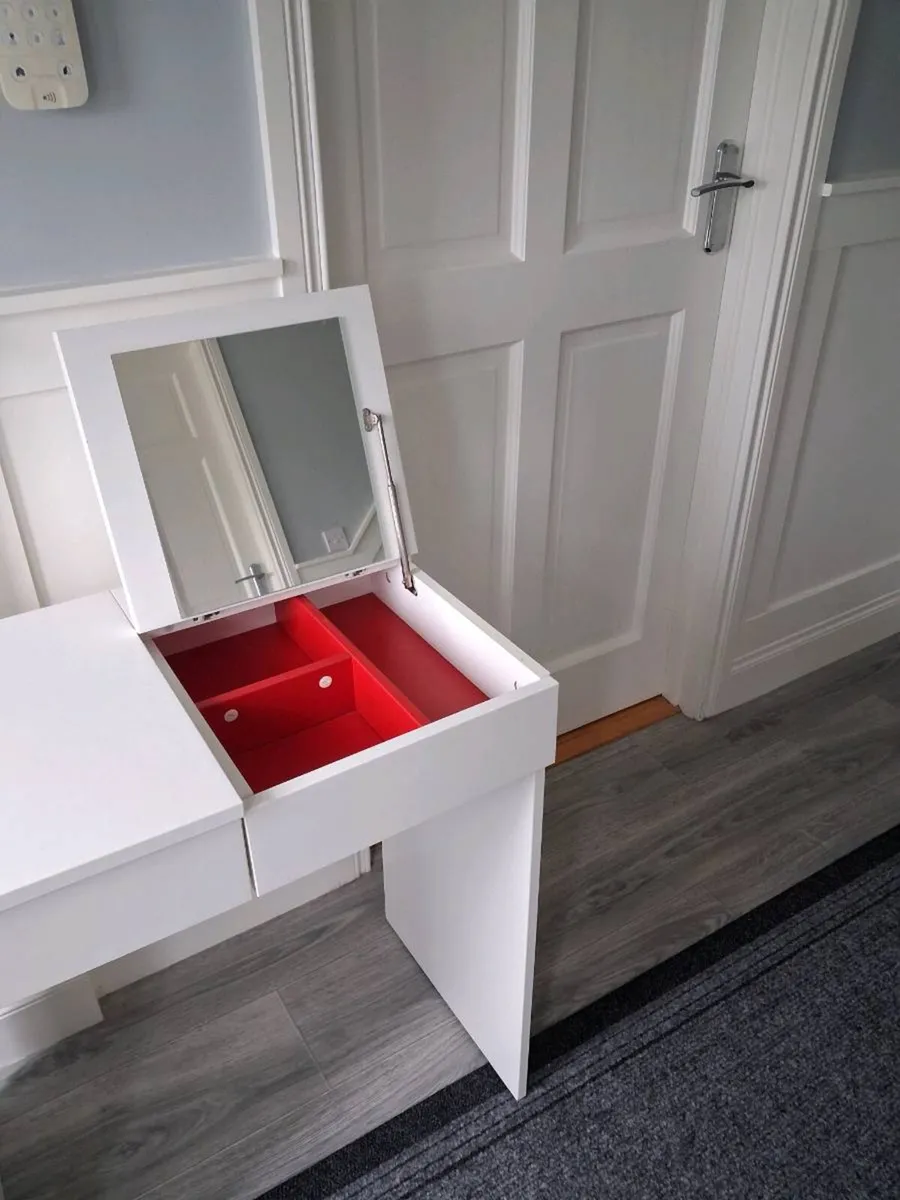 Vanity table - Image 2