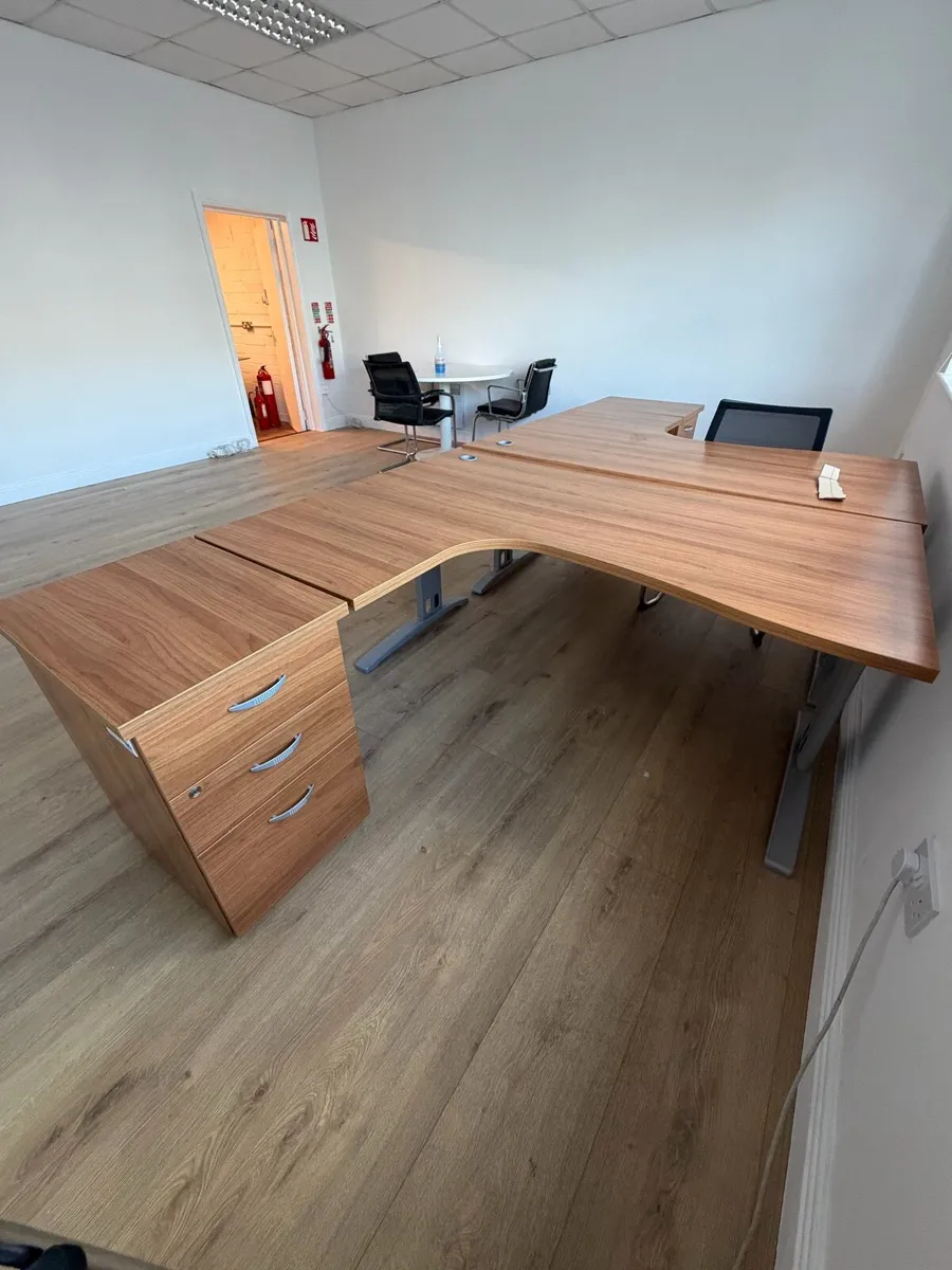 2 office tables + filing cabinets - Excellent con - Image 1