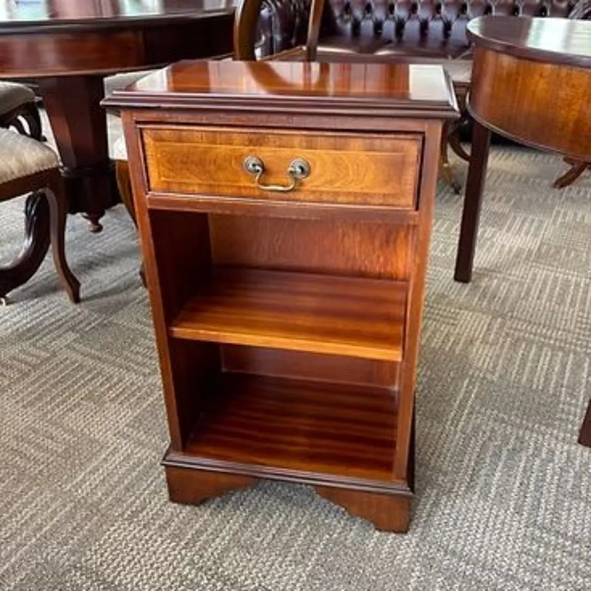 Mahogany bedside cabinet / lamp table with drawer