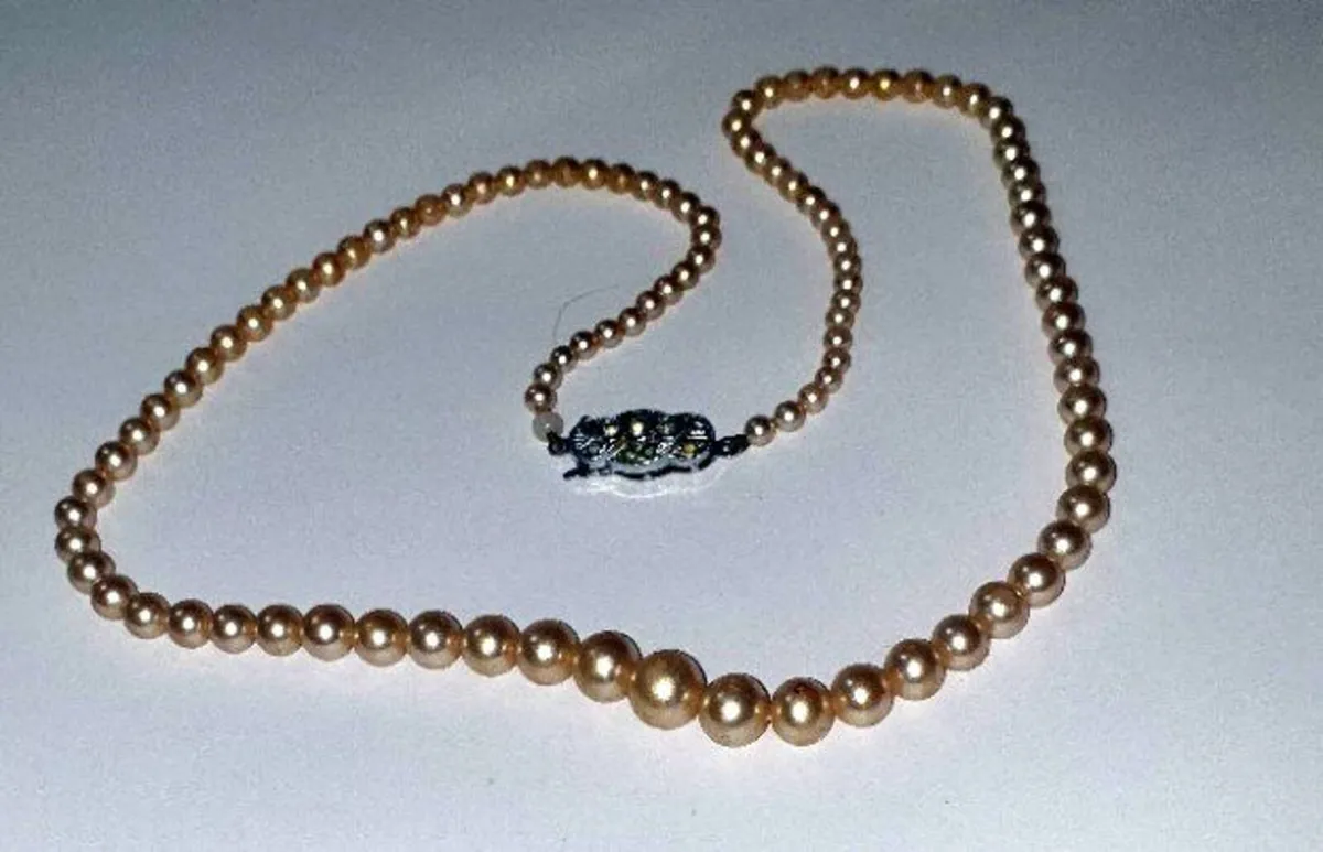 Pristine Vintage Graduated Pearl Necklace 17" - Image 4