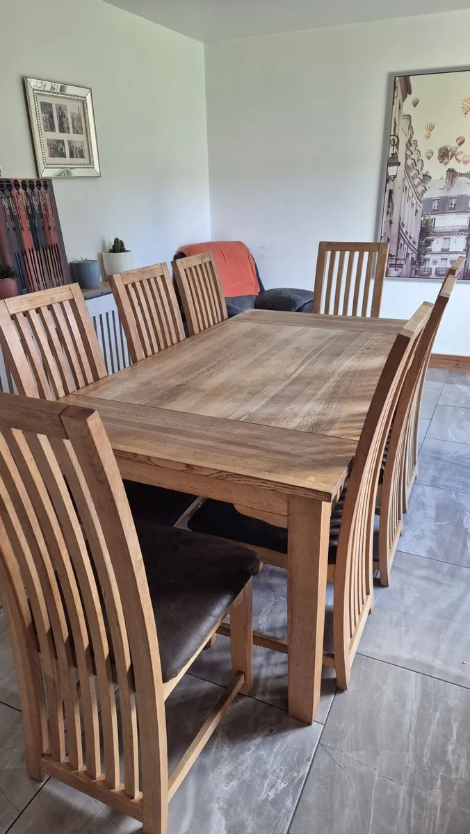 Table and chairs - Image 1