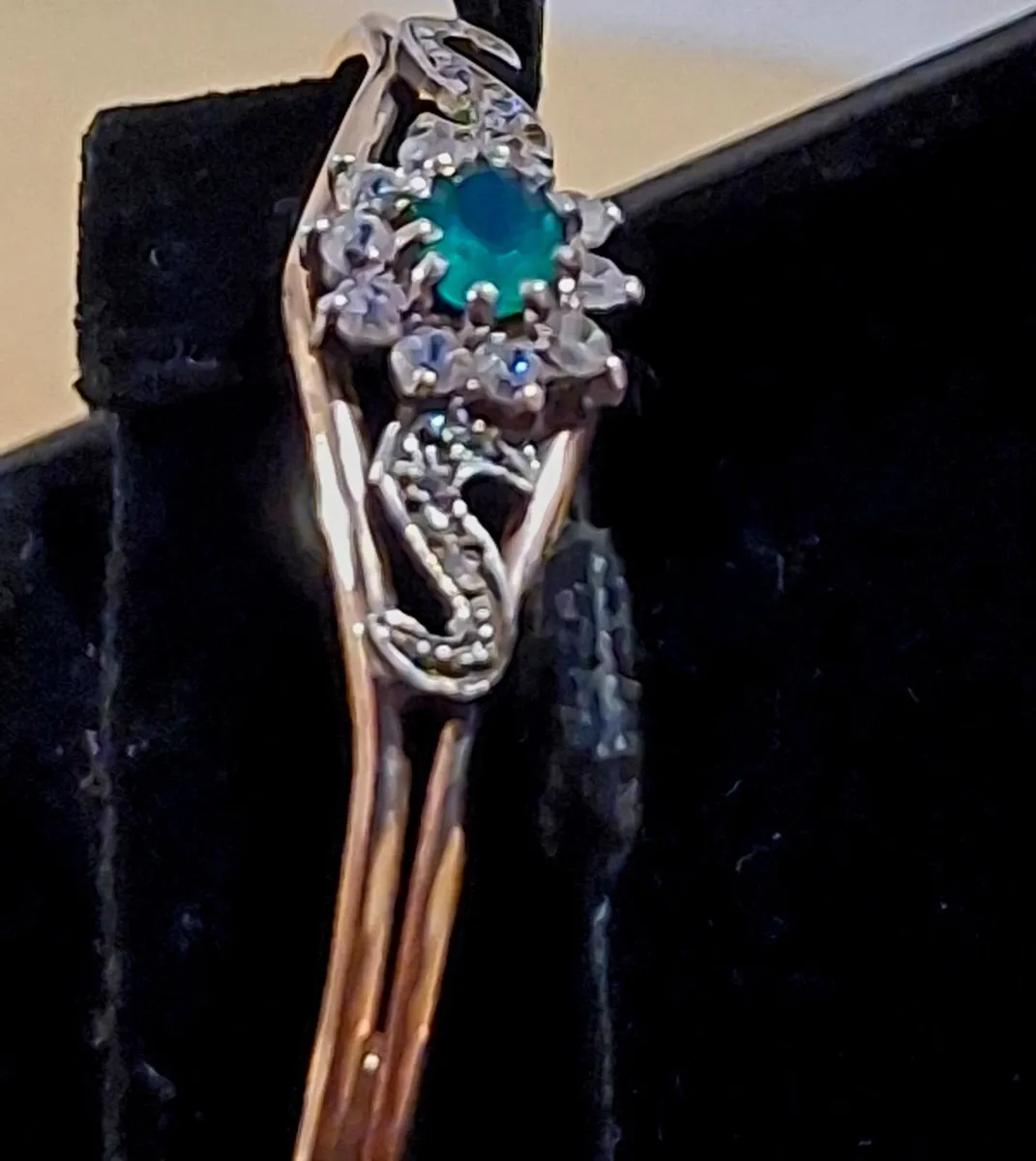 An Exquisite Vintage 9-Karat Gold Emerald Diamond - Image 4