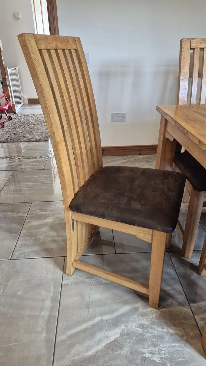 Table and chairs - Image 3