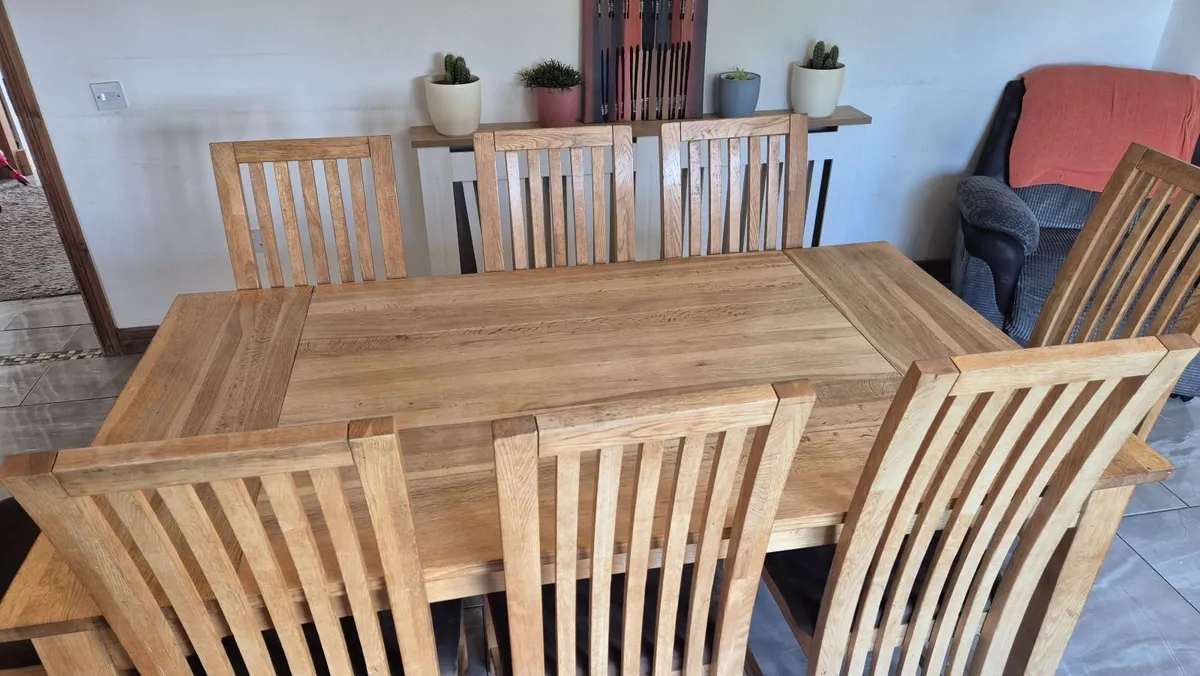 Table and chairs - Image 2