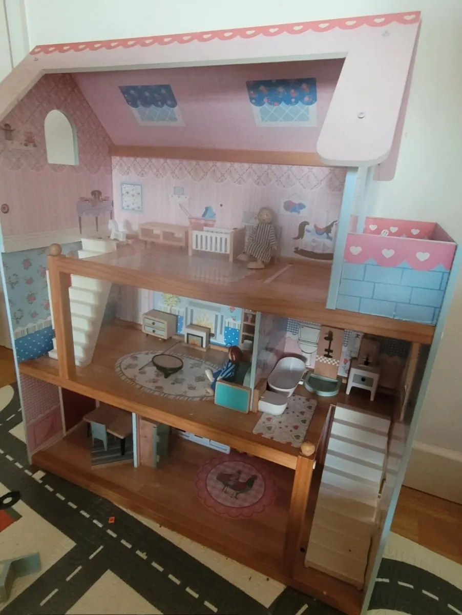 Doll's house + accessories for imaginative play! - Image 1