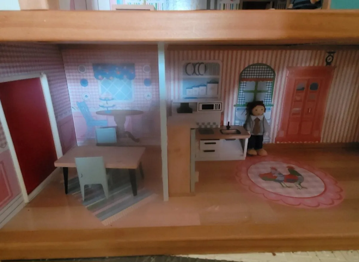 Doll's house + accessories for imaginative play! - Image 3